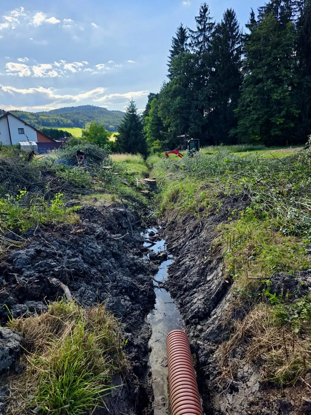 Výkop drenáže a odvodňovacího potrubí minibagrem