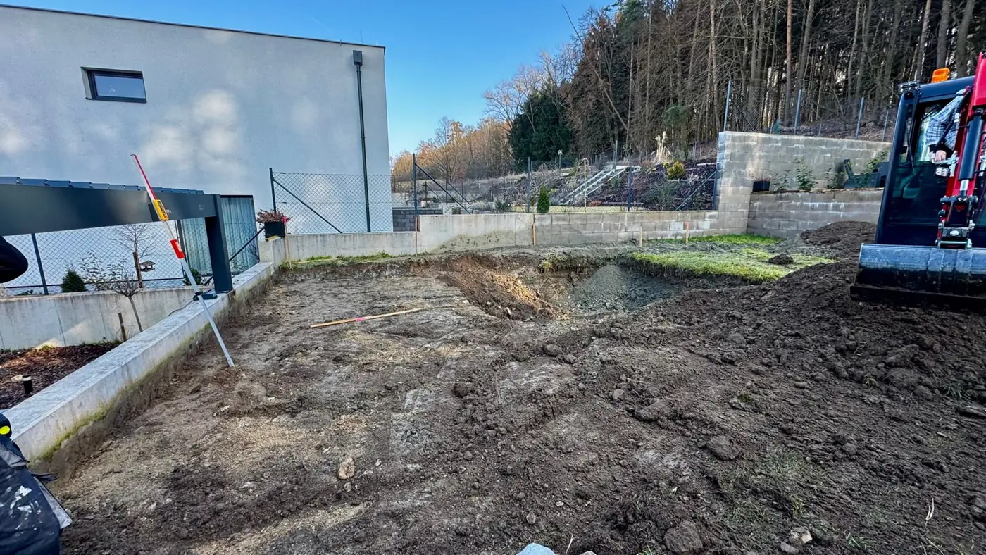 Srovnání a hrubá úprava terénu u rodinného domu minibagrem