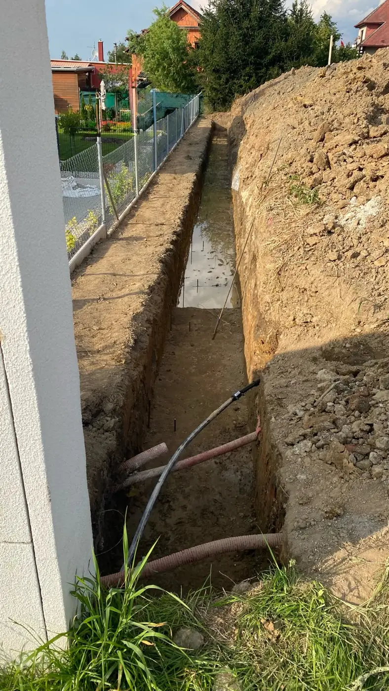 Hluboký výkop ve stísněném prostoru mezi domem a plotem