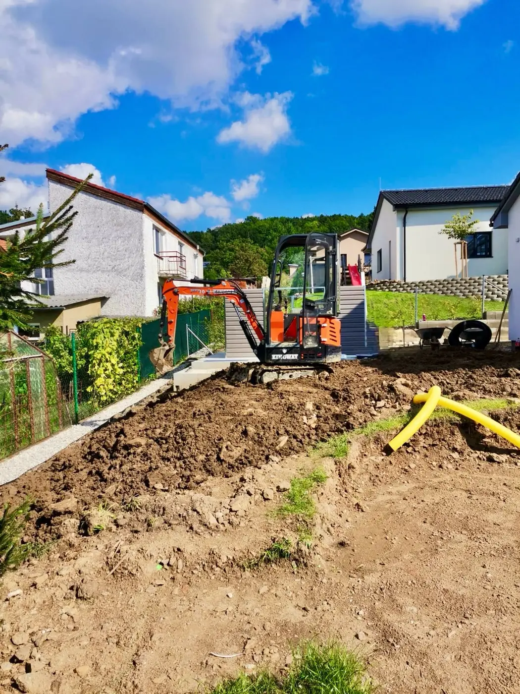 Úprava pozemku a pokládka drenáže minibagrem u rodinného domu